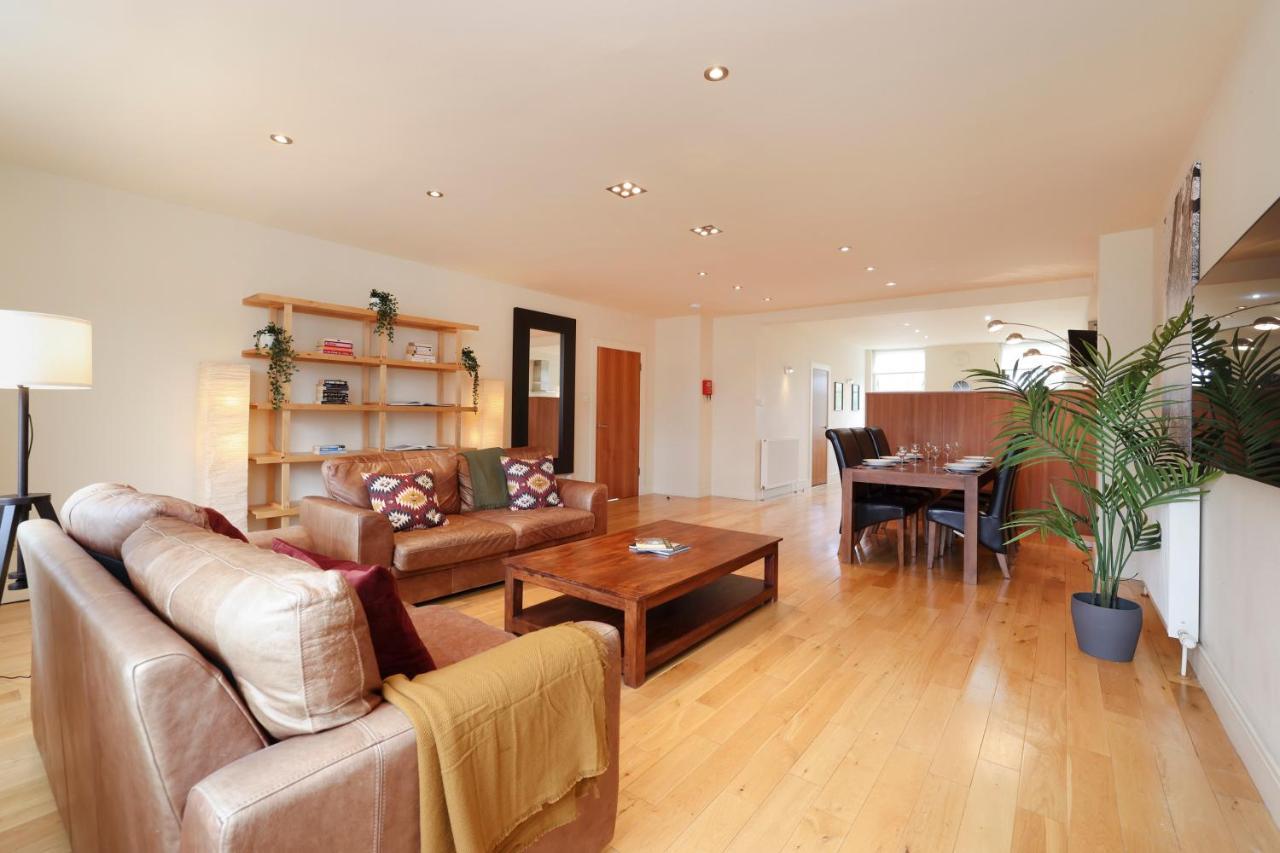 Ferienwohnung Joivy Spacious 2 Bed,2 Bath Flat, Free Parking And Rooftop Terrace Edinburgh Exterior foto